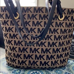 Michael kors hand bag